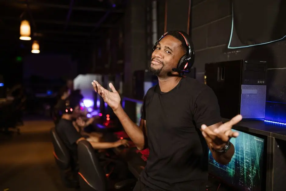 Gamer kasual bermain Mobile Legends di warnet lokal